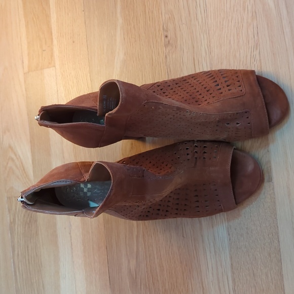 VINCE CAMUTO CRANITA BROWN SUEDE PEEP TOE BOOTIES SIZE 8M - Picture 4 of 4